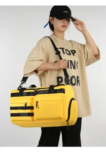 Grand sac de voyage de sport avec multiples poches et bandoulière pour l'extérieur.
