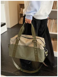 Detailansicht der Reisetasche aus Leinen mit strapazierfähigem Gurt und grünem Karomuster.