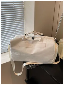 Sac de voyage blanc elegant et leger sac de sport bandouliere pour le travail quotidien.