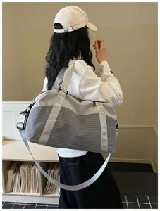 Detailansicht der stilvollen grau-weißen Reisetasche, bequemer Schultergurt für den Pendelverkehr.