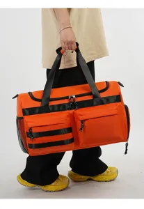 Grand sac de voyage de grande capacité avec poches multifonctionnelles et compartiment.