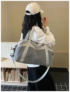 Detailansicht einer stilvollen grauen Reisetasche, ideal für Fitness, Yoga und Reisen.