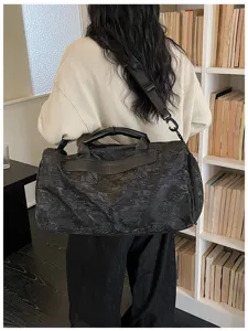 Sac de voyage noir, sac à bandoulière élégant et décontracté pour navetteurs et fitness.