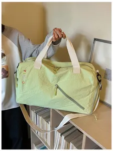 Bolsa de viaje deportiva verde claro informal con asas y correa para gimnasio y fitness.