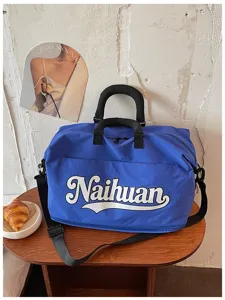 Bolsa de viaje azul con estampado de letras, ideal para escapadas de fin de semana y viajes.