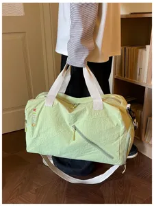 Bolsa de viaje verde claro con asas blancas, bolsa de almacenamiento de equipaje de yoga y fitness.