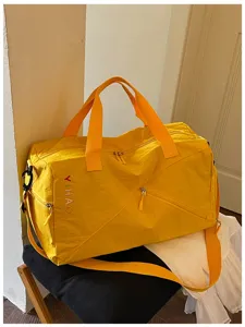Vista detallada de la bolsa de viaje amarilla con cremallera resistente y bolsillo.