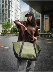 Outdoor travel tote bag large capacity canvas commuting handbag for women urban style