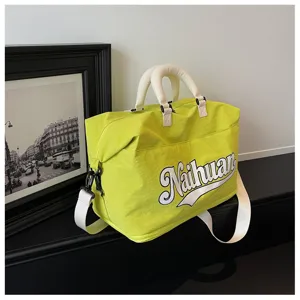 Elegante bolso de viaje de lona amarilla con correa para el hombro y uso diario.