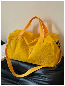 Bolsa de viaje deportiva amarilla informal con correa, ideal para fitness, yoga y escapadas.