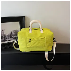 Bolsa de viaje verde con asas y correa blanca, ideal para viajes de negocios y deporte.