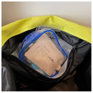 Primer plano detallado del interior que muestra la amplia capacidad de almacenamiento del bolso.