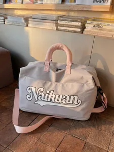 Bolsa de viaje corta gris de moda con asas rosas y correa para el hombro vista principal