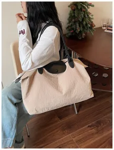 Grosse Reisetasche Tragetasche aus Nylon mit Ledergriffen und Umschlagklappe fuer Alltag.