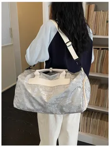 Sac de voyage argenté froissé avec bandoulière, idéal pour la gym et les déplacements.