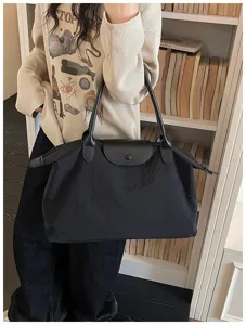 Schwarze Nylon Reisetasche, leichte Freizeit Umhängetasche und Handtasche mit Lederlasche.
