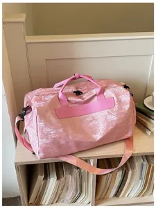 Sac de voyage rose, sac bandoulière décontracté pour le sport, les trajets et les courts séjours.