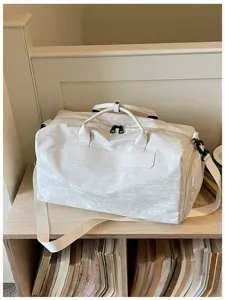 Sac de voyage blanc léger, sac de sport fourre-tout pour le fitness et les trajets quotidiens.
