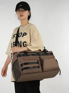 Grand sac de voyage de grande capacité avec multiples poches pour le sport et loisirs.