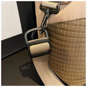 Reisetasche Detail Nahaufnahme strapazierfähiges Gittergewebe starker Gurt verstellbare Schnalle