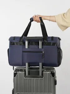 Grand sac de voyage avec sangle pour trolley, idéal pour les courts voyages d'affaires.