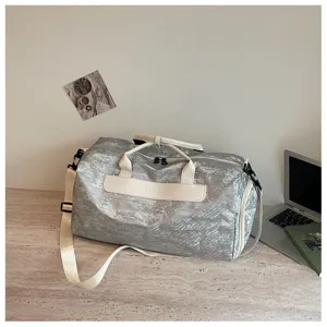 Sac de voyage de sport gris argenté avec sangles blanches pour fitness et déplacements.