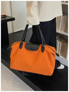 Große Reise-Tasche aus leichtem Nylon, stylischer Shopper und Handtasche für Alltag und Urlaub.