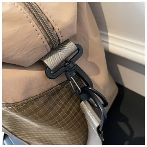 Reisetasche Schultergurt Haken Detail, stabile Hardware und Gitterstoff für den täglichen Gebrauch.