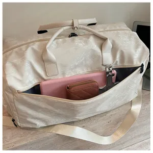 Vue détaillée d'un sac de voyage léger avec poche zippée, idéal pour les déplacements.