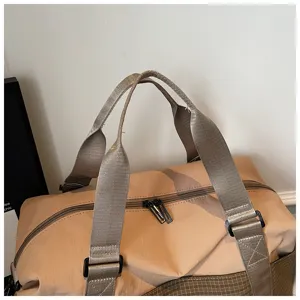 Detailaufnahme der Reisetasche mit strapazierfähigem khaki Stoff und stabilen Griffen.