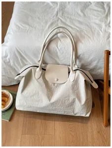 Minimalistische große Reise-Tasche mit Lederklappe und robustem Stoffkörper für Alltag.