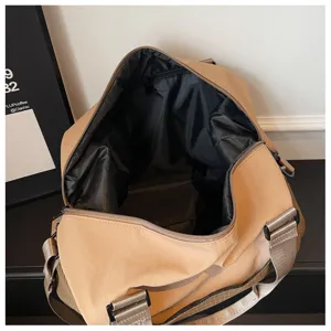 Detaillierte Ansicht des khaki Reisetaschen-Innenraums, geräumiges Design für den Alltag.