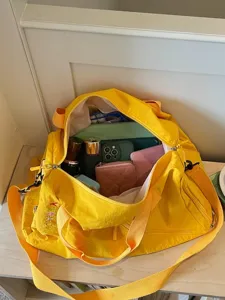 Bolsa de viaje amarilla casual diseñada para fitness al aire libre, yoga y deportes.