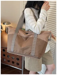Large capacity expandable travel duffel bag for fitness, business trips and outdoor sports.