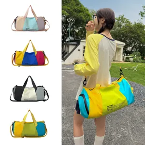 Borsone da viaggio colorblock per donna, borsa sportiva impermeabile per fitness, yoga e allenamento.