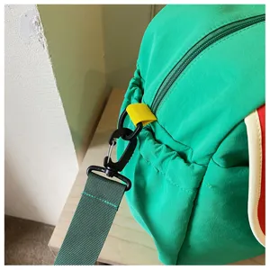 Dettaglio borsa da viaggio verde con chiusura a cinturino e zip per yoga e fitness