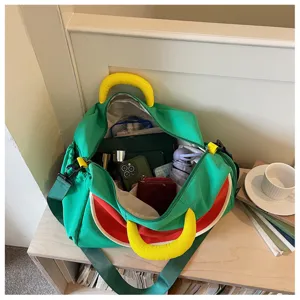 Vista dettagliata della grande borsa da viaggio in tela con design di cocomero e manici.