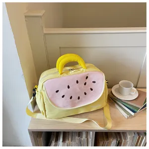 Borsa da viaggio gialla in tela carina con ricamo di anguria rosa per uso quotidiano.