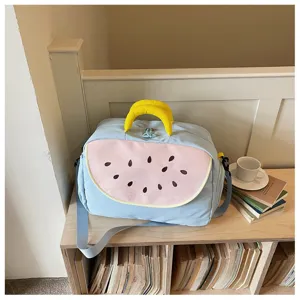 Borsa da viaggio carina con ricamo anguria azzurro con manico giallo per palestra e weekend.