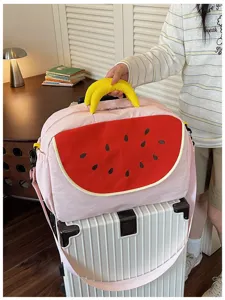 Borsa da viaggio con ricamo anguria e manico a banana, grande borsone rosa sportivo.