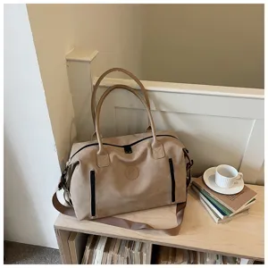 Καθημερινή μπεζ τσάντα ταξιδιού με πολλές τσέπες, ιδανική για αποδράσεις και άθληση.