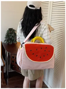 Dettaglio della borsa da viaggio carina con motivo a cocomero, grande capacità e manici gialli.