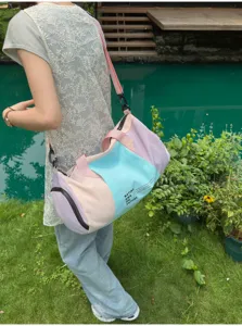 Borsa da palestra colorata e impermeabile con design color-block per fitness, yoga e viaggi.