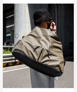 Stylish large capacity travel shoulder bag, perfect for business commuting and short trips.