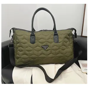 Sac de voyage matelassé en nylon avec des poignées robustes pour les voyages de week-end.
