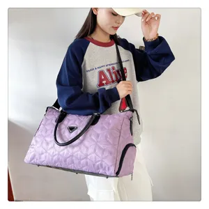 Grand sac de voyage matelassé avec bandoulière pour femmes mode voyage bagage 2024
