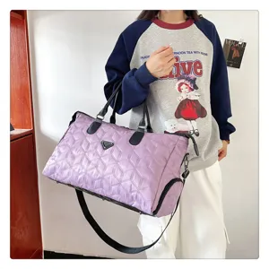 Sac de voyage pour femme, grand sac week-end avec compartiment chaussures et bandoulière.