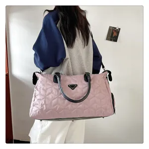Grand sac de voyage cabine avec compartiment chaussures, design matelassé rose femme.