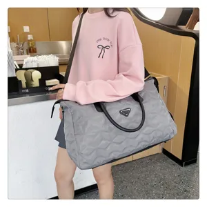 Grand sac de voyage cabine pour femme, sac weekend matelassé gris avec bandoulière pratique