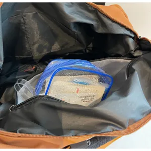 Large capacity travel duffel bag for women and men, lightweight gym and weekend carry-on luggage.